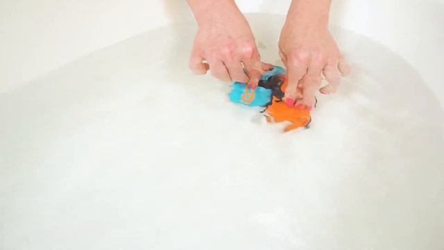 Munchkin игрушка для ванны машинки голубая- оранжевая Magnet Motors™ 2шт.с 18 мес. смотреть онлайн