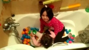 Дети играют. Настя и Даша играют с разноцветными шарами в ванной