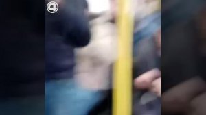 Жесткая драка в автобусе. Водитель избил пассажира на камеру
