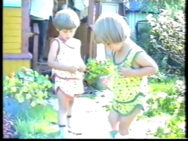 Даша и Ксюша любители насекомых. (24.08.97г.)