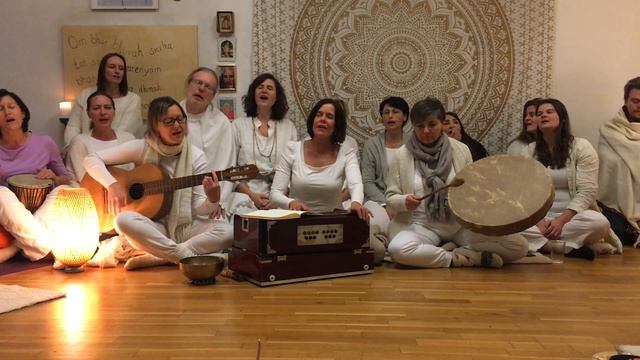 Mantra om asato ma sad gamaya mit Akkorden - YOGA смотреть онлайн