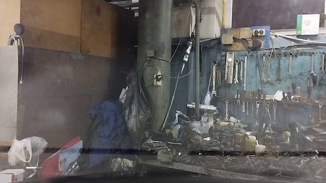 На подъёмнике.СТО французов в Минске смотреть онлайн