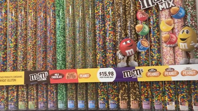 Our Visit to M&Ms at Disney Springs Orlando| Design Your Own M&Ms| Lake Buena Vista, Florida смотреть онлайн