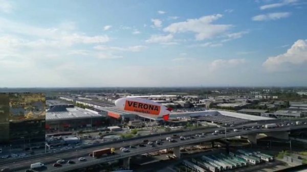 Дирижабль VERONA mobili над самой масштабной выставкой Salone del Mobile.Milano 2023.