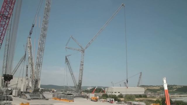 Liebherr - LR 13000: Tallest Crawler Crane In The World