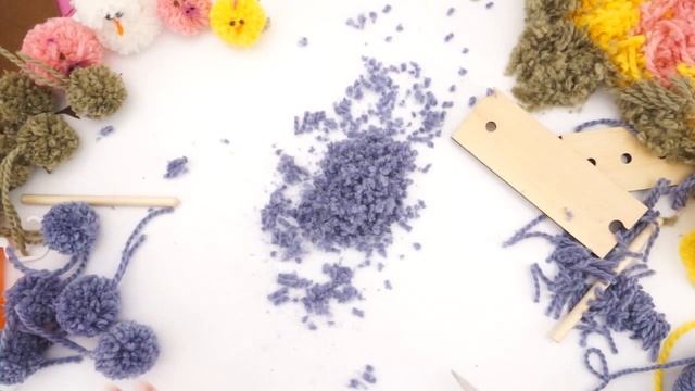 Гусеница.Радужные поделки из помпонов.Урок 3 смотреть онлайн