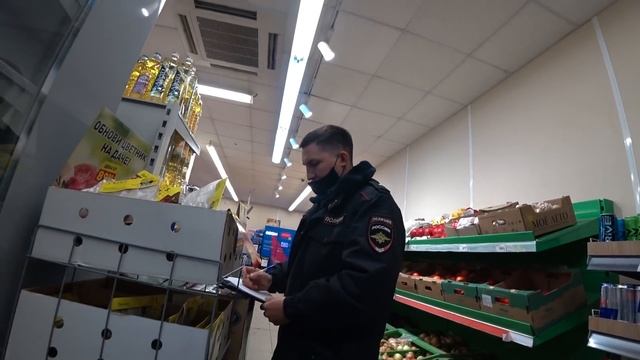 Дикий Дикси! Сотрудники быкуют, кидаются хлебом в покупателя!!! смотреть онлайн