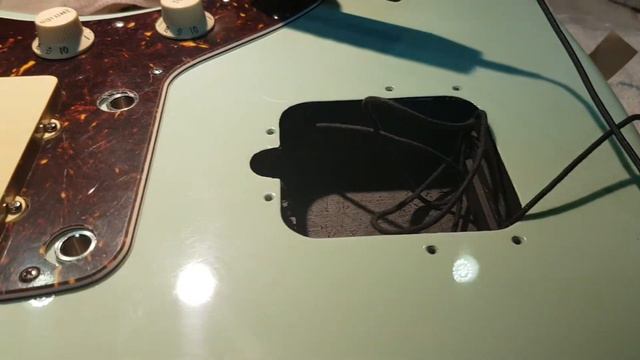 Montaje y acabado de dos guitarras tipo jazzmaster. Ensamblaje de las pastillas y masa general. смотреть онлайн
