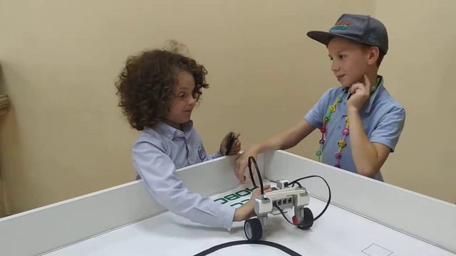 Р22А - осваиваем датчик касания смотреть онлайн