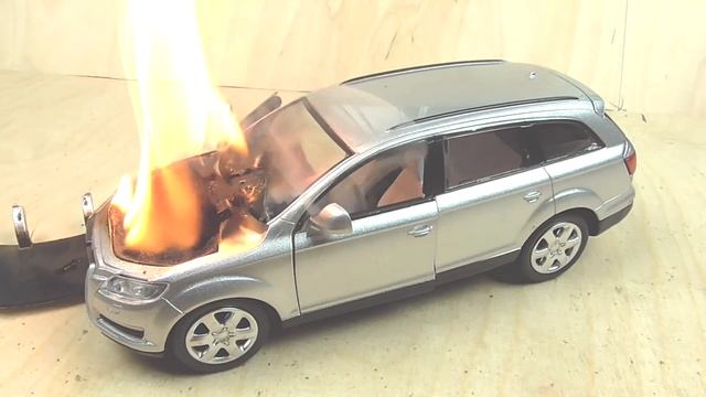 Audi Q7 Metal Toy Car Engine Fire смотреть онлайн