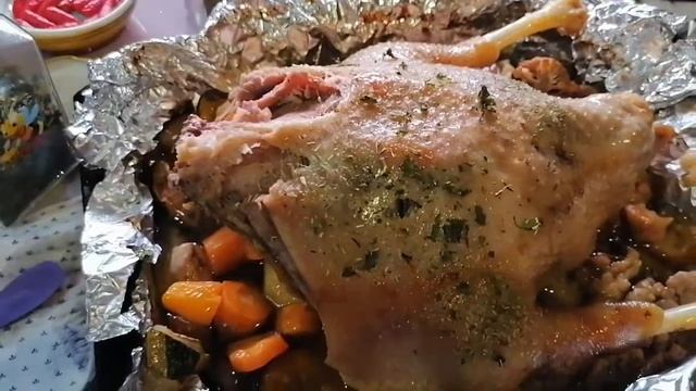 Гусь фаршированный в овощах почти готов смотреть онлайн
