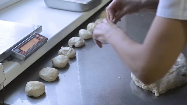 baker divides the dough into portions and weights them 4geflpdvl D смотреть онлайн
