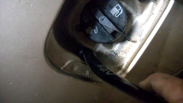 chevrolet lacetti – заклинило лючок бензобака. смотреть онлайн