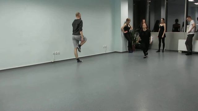 балет, прыжки с подгибом, разминка в конце смотреть онлайн