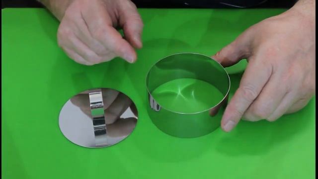 Кулинарная форма круг с крышкой прессом. смотреть онлайн