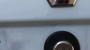 Перетирает краску на крышке багажника Дастера.