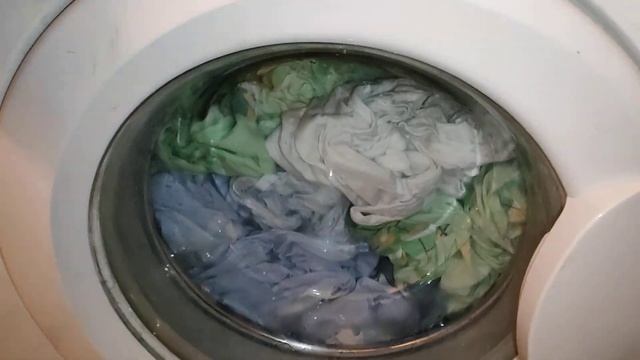 Indesit WIL 105 - final spin bedspreads 1000 rpm (old video) смотреть онлайн