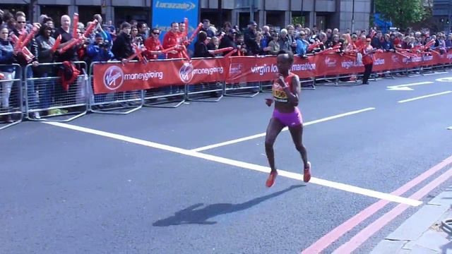 Virgin London Marathon 2012 - 24mile - Aberu Kebede смотреть онлайн