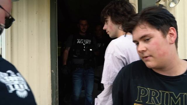 BIG FEMALE BOUNTY HUNTER vs SMALL FEMALE FUGITIVE смотреть онлайн