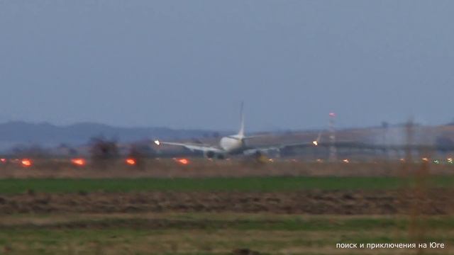Почему Боинг 737 летит боком? Заход на посадку со стороны моря смотреть онлайн
