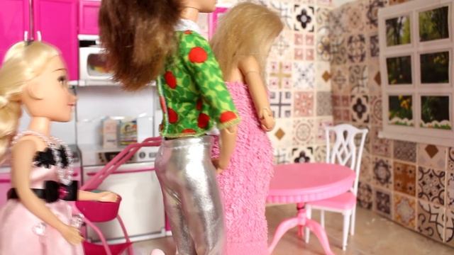 ПОСЕЛИЛИСЬ У СОСЕДКИ, А ОНА НЕ ЗНАЕТ /МАМА БАРБИ Играем в куклы / Кукла Минерва из Гарри Поттер смотреть онлайн