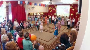 Выступление малышей на выпускном в детском саду