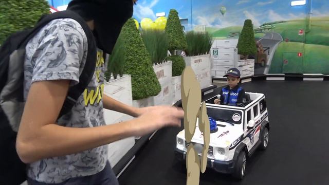 Drivers Andrew and Andrew ride on cars and pretend to play police in the game center for children. смотреть онлайн