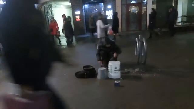 Уличный барабанщик взорвал толпу битом смотреть онлайн