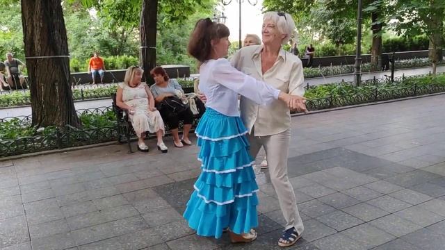 На Дерибасовской открылася пивная Танцы ??? на Приморском Бульваре Одесса Июнь 2021 смотреть онлайн