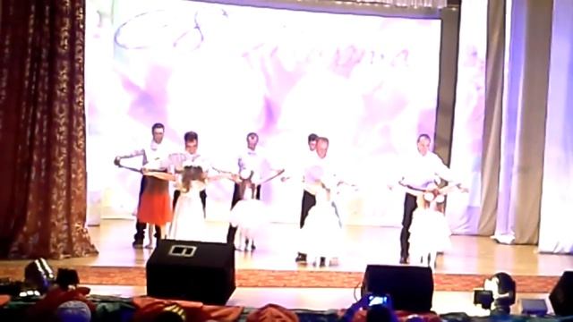 Танец пап с доченьками)))Подарок всем женщинам))) смотреть онлайн