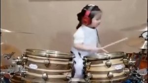 Маленькая девочка круто играет на барабанах???