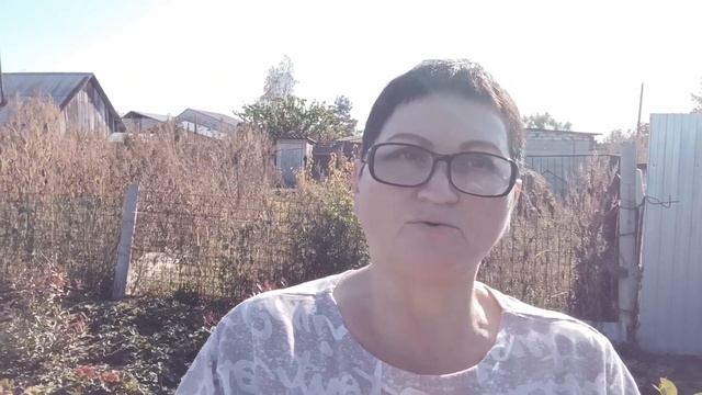 Сегодня завтрак вдвоем? .?Впервые вижу,чтоб осенью были зеленые ,молодые яблочки??♀️?.