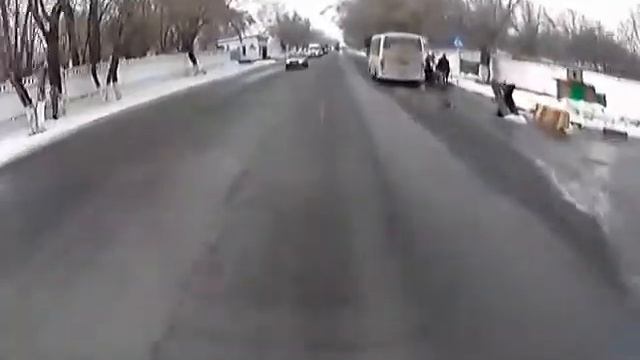 Алматы. Автобус встал прямо на пешеходном переходе 20150106 1423 смотреть онлайн