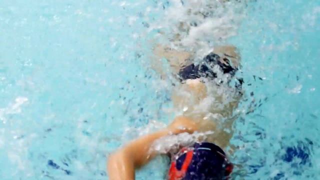 Богдан плывет на спине смотреть онлайн