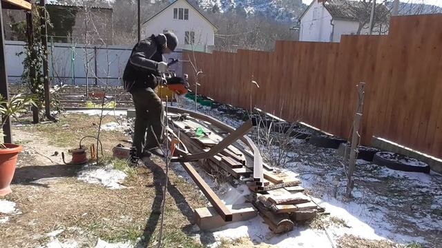 Начал делать навес над стоянкой автомобиля. Часть 41.