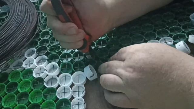 Собрал панно из 3873 пробок Торжок крышки от пластиковых бутылок смотреть онлайн