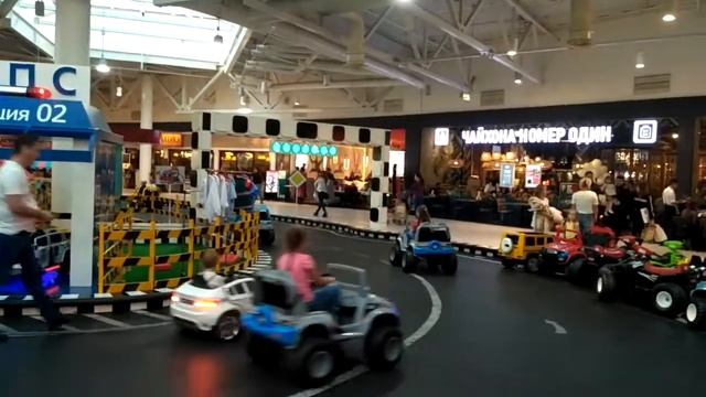 Катаемся на машинках. Детский парк развлечений в Меге Белая дача. Riding on the cars funny смотреть онлайн