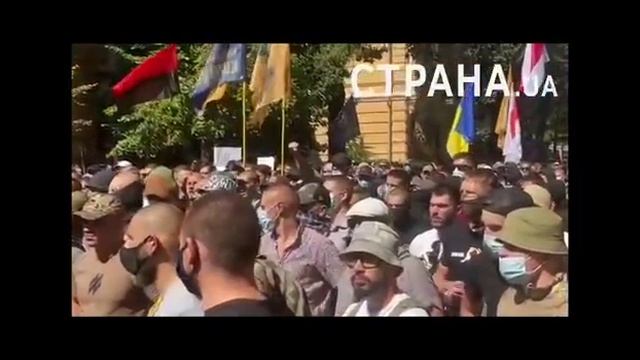 Столкновения Нацкорпуса и полиции под Офисом президента | Страна.ua смотреть онлайн