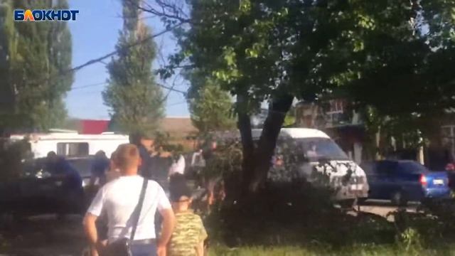 МЧС пилит деревья в Шахтах после урагана смотреть онлайн