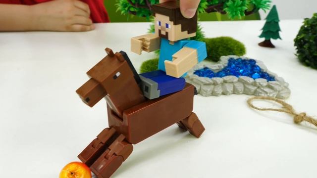 Стив Майнкрафт приручает Лошадь! Minecraft Lego онлайн видео игры для мальчиков смотреть онлайн