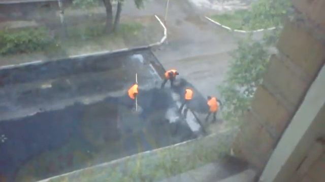 Как кладут асфальт в г. Сыктывкаре. улица Чернова. смотреть онлайн