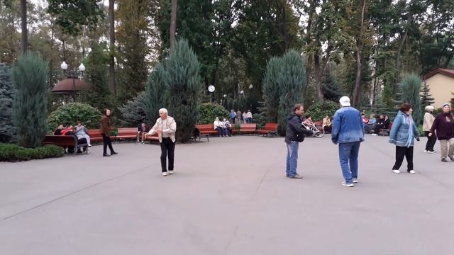 ЧУЮ ЧУЮ, БАЧУ БАЧУ! НИКОЛАЙ ЖЖЁТ!???/ ТАНЦЫ В ПАРКЕ ГОРЬКОГО ХАРЬКОВ ОКТЯБРЬ 2020 смотреть онлайн