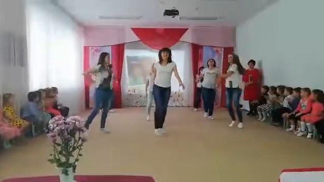 Под песню "Круче всех"Тане мамочек в садике на " День матери". смотреть онлайн