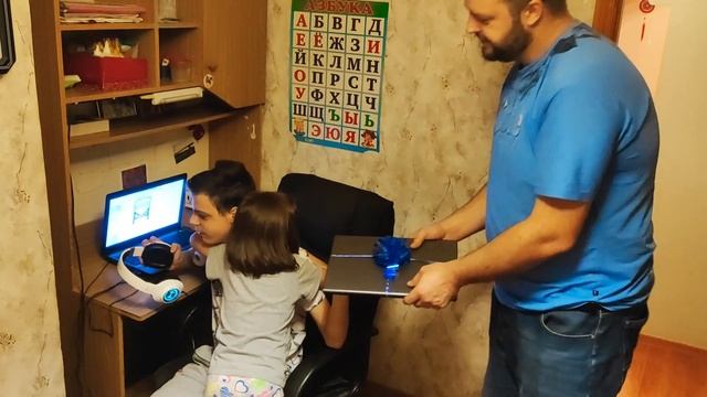 Неожиданная реакция общества на клип. Восхитительный подарок. Искренняя благодарность. смотреть онлайн