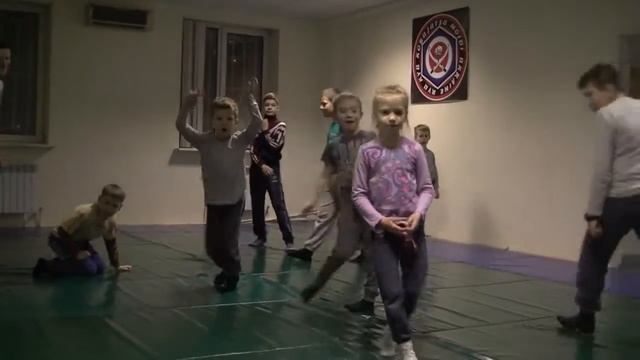 Игра в Выбивного - подвижные игры с детьми, динамические игры смотреть онлайн