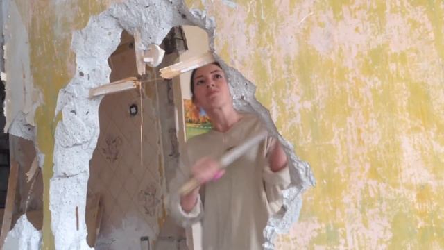 Полина, стена, кувалда смотреть онлайн