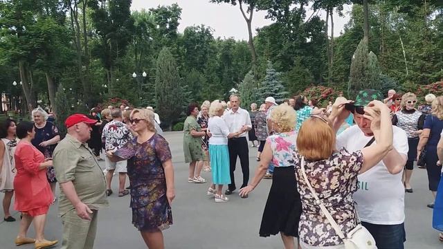 Харьков, танцы в парке,"Белая метелица". смотреть онлайн