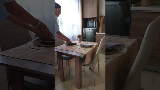 Красиво оформленный стол, сделает любой приём пищи особым событием! #сервировкастолаидея смотреть онлайн