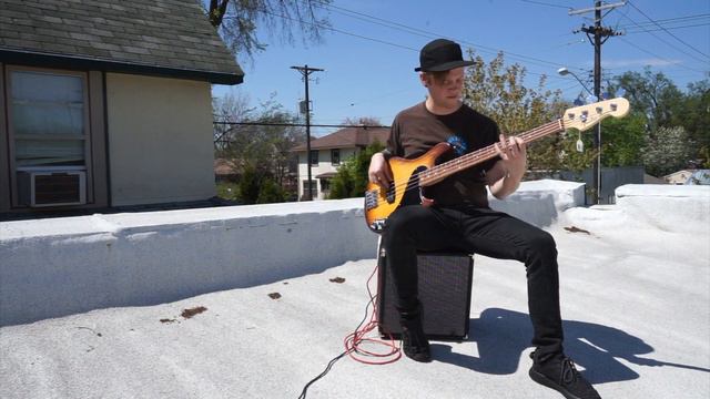 Twin Town Guitars "Staff Pick" Dan with the Fender Dimension American Deluxe Bass смотреть онлайн
