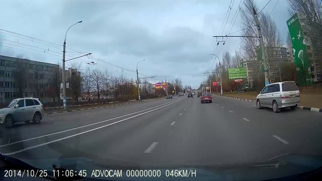 Экстренное перестроение ВАЗ-2107 на пешеходном переходе смотреть онлайн